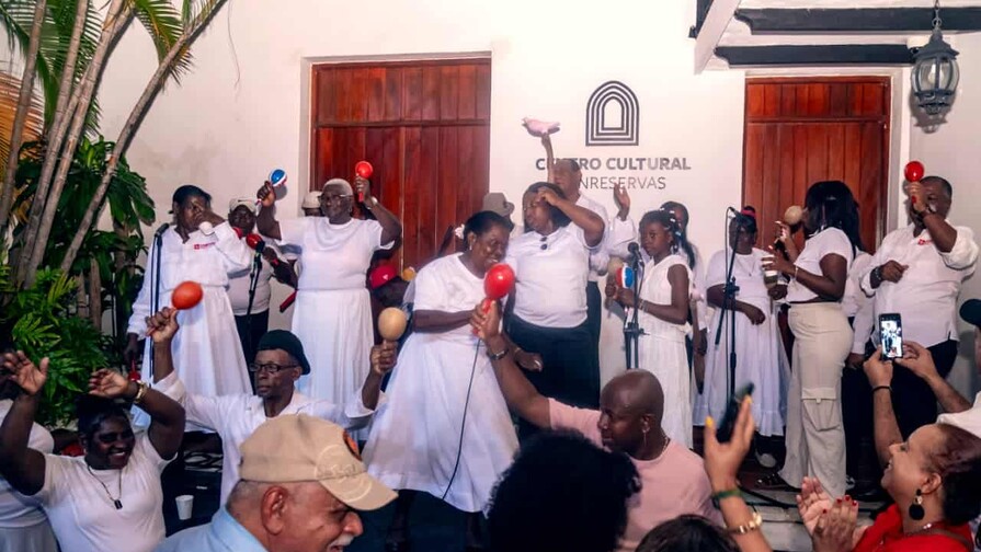 Los congos de Villa Mella llevan su espiritualidad al Centro Cultural Banreservas Los congos de Villa Mella llevan su espiritualidad al Centro Cultural Banreservas