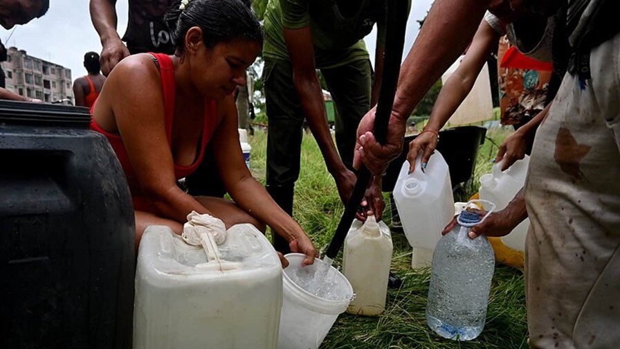 La escasez de agua fuerza a cubanos a cavar pozos para abastecerse