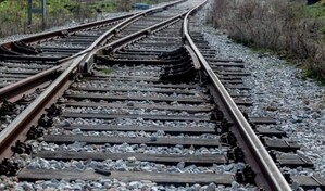 Un detenido escapa de un furg&oacute;n policial brit&aacute;nico y muere arrollado por un tren