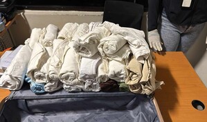 Arrestan colombiana en el AILA con 49 prendas impregnadas de presunta coca&iacute;na