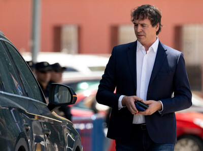 El hermano de Pedro Sánchez se sienta en el banquillo