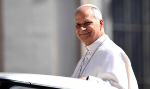 El papa Le&oacute;n XIV se sienta al volante del primer Ferrari el&eacute;ctrico