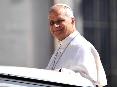 El papa León XIV se sube al primer Ferrari eléctrico