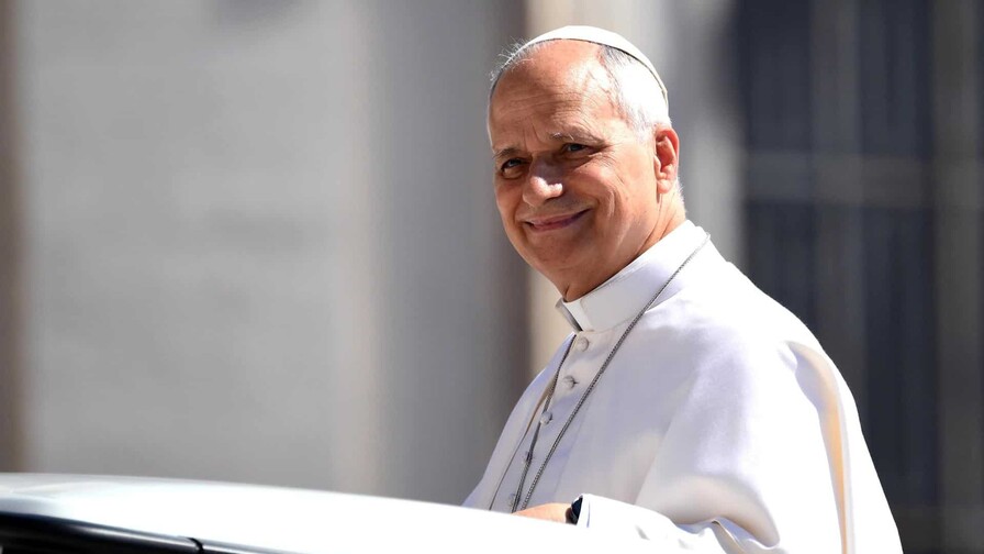 El papa León XIV se sienta al volante del primer Ferrari eléctrico El papa León XIV se sienta al volante del primer Ferrari eléctrico