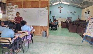Estudiantes tienen cuatro a&ntilde;os recibiendo clases en una iglesia prestada en Santiago