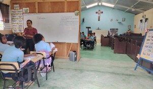 Estudiantes tienen cuatro a&ntilde;os recibiendo clases en una iglesia prestada en Santiago