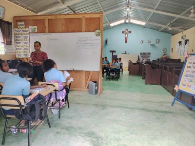 Estudiantes tienen 4 años recibiendo clases en iglesia en Santiago
