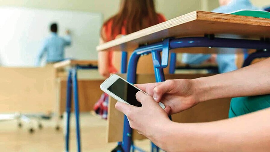 Educación regula el uso de los celulares en centros educativos públicos y privados Educación regula el uso de los celulares en centros educativos públicos y privados