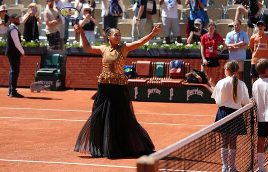 Naomi Osaka convierte Roland Garros en una pasarela de alta costura