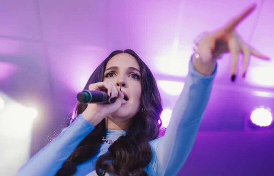 Vogue destaca debut de la joven artista Popi Guerra en evento de Tiffany & Co.