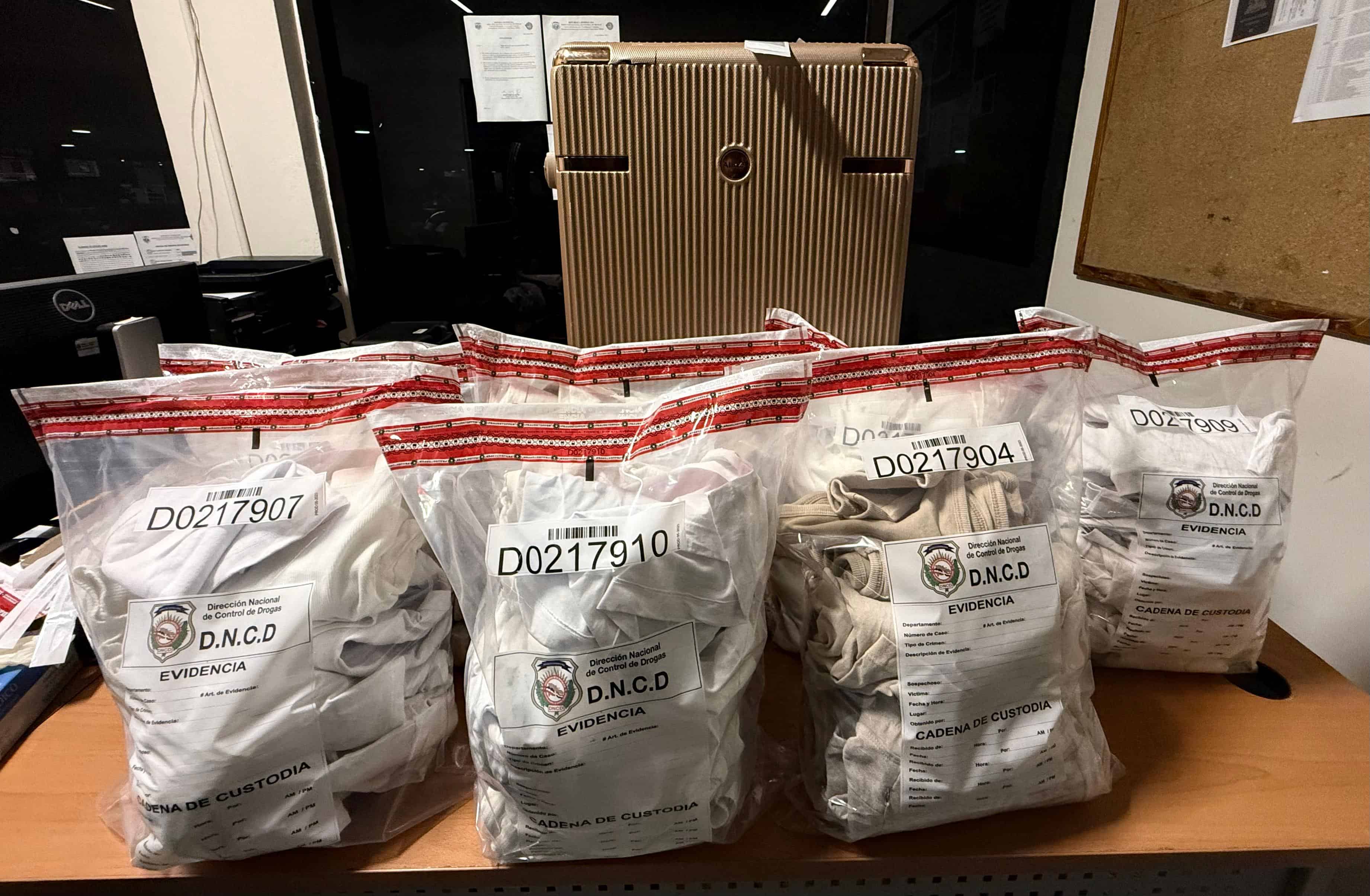 Las 49 prendas de vestir impregnadas de presunta cocaína.