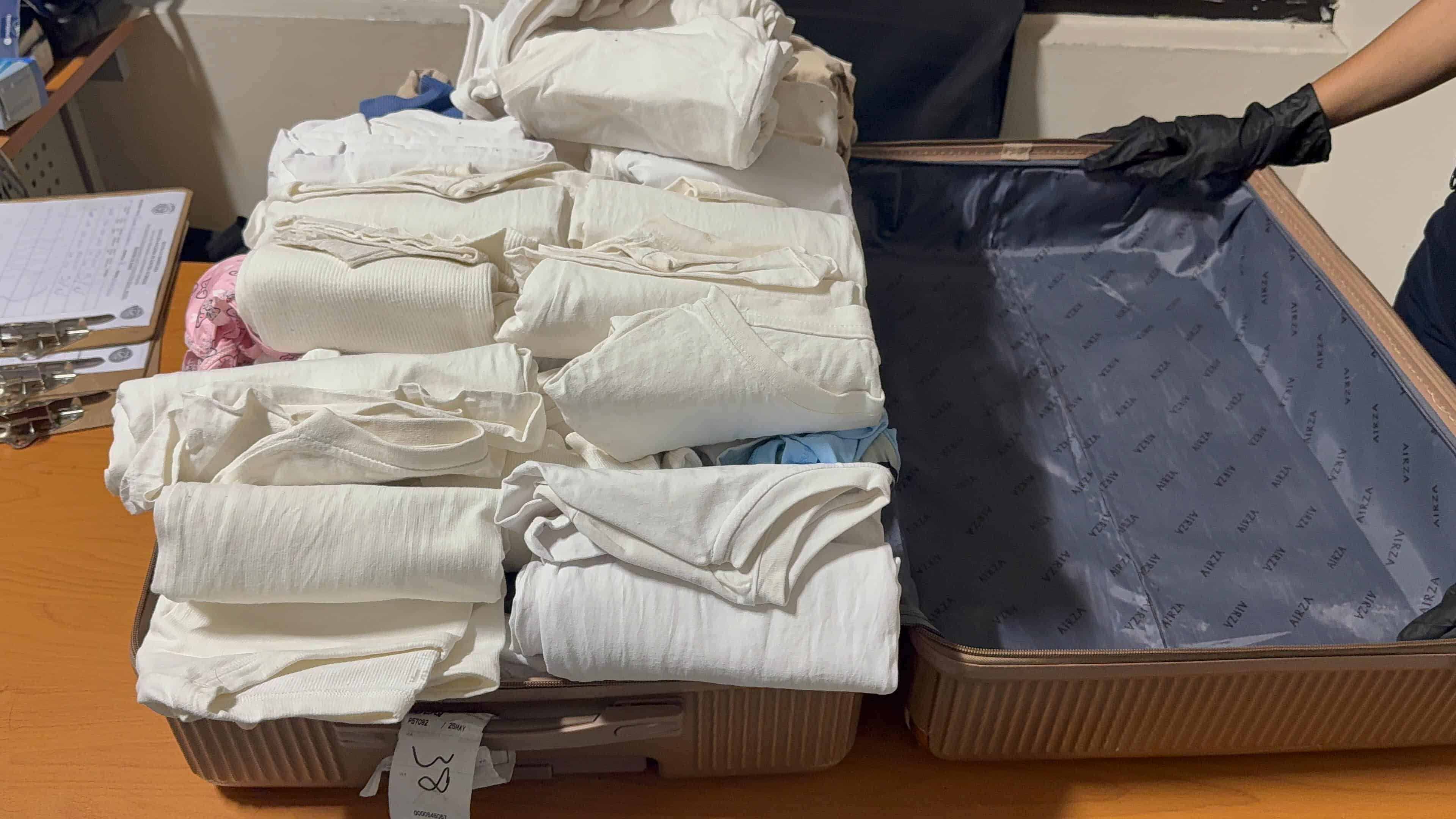 Las 49 prendas de vestir impregnadas de presunta cocaína.