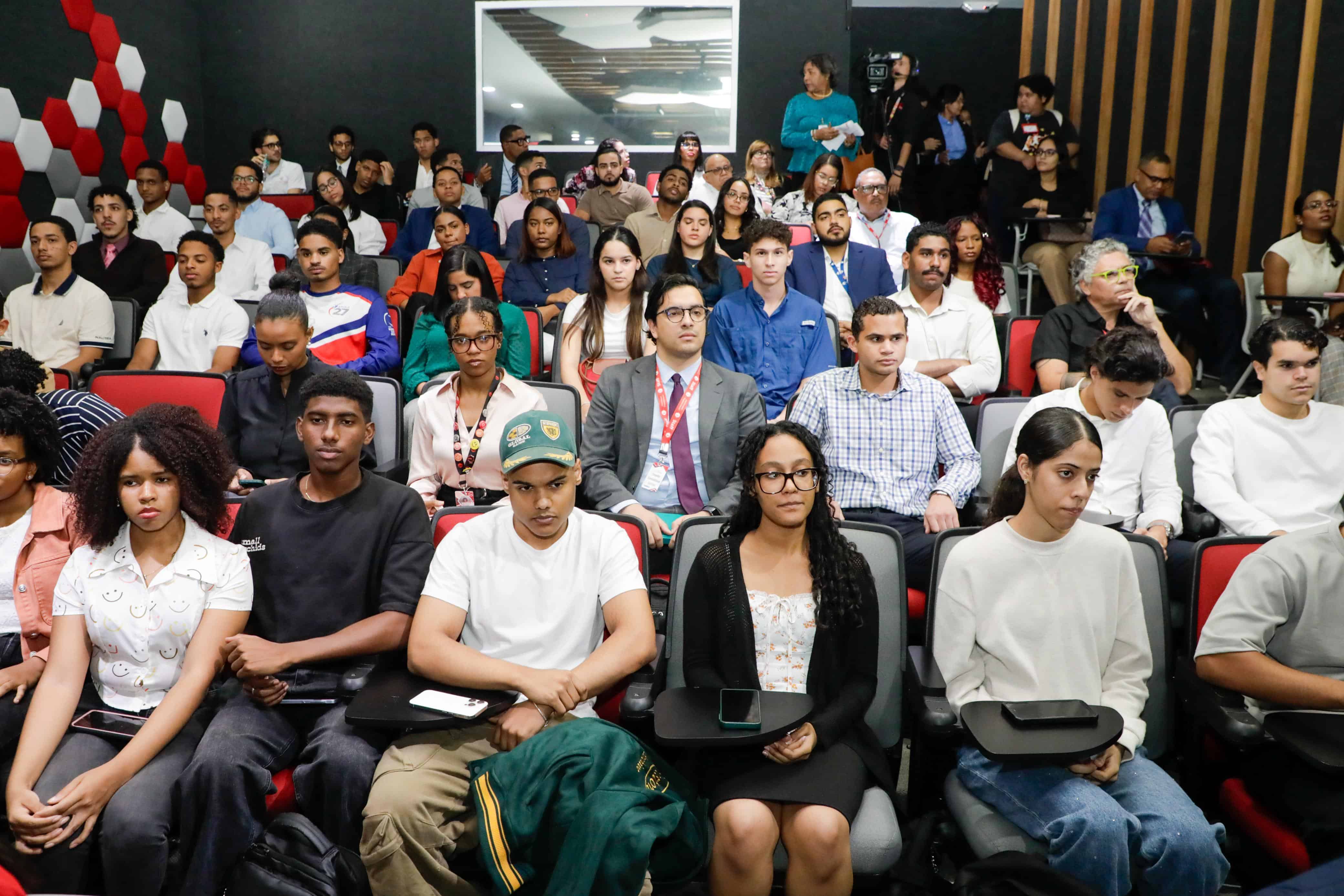 Participantes en la conferencia en Intec a la que asistió el presidente Luis Abinader.