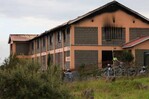Ocho estudiantes detenidas por incendio voluntario que mató a 16 niñas en un internado de Kenia Ocho estudiantes detenidas por incendio voluntario que mató a 16 niñas en un internado de Kenia