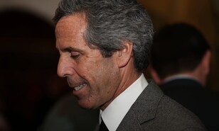 Hombre de Florida parecido a Jeffrey Epstein busca ser alcalde de Palm Beach