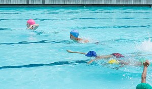Profesora mexicana en Florida crea clases de nataci&oacute;n para ni&ntilde;os con autismo