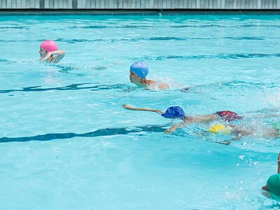Crean programa de natación para niños con autismo en Florida
