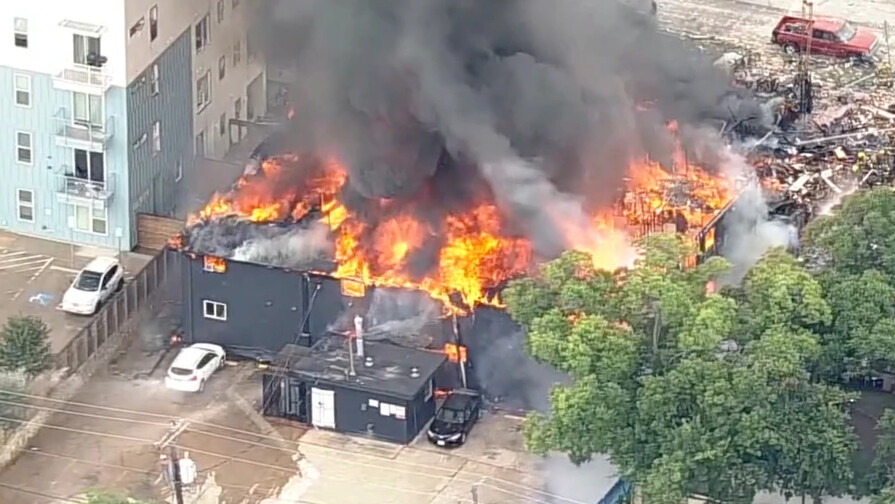 Explosión e incendio en edificio de apartamentos en Dallas deja tres muertos, incluido un niño Explosión e incendio en edificio de apartamentos en Dallas deja tres muertos, incluido un niño