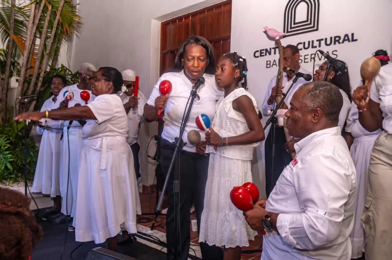 Maracas, congos y su mayor poder: la voz. Esta cofradía mantiene la tradición.