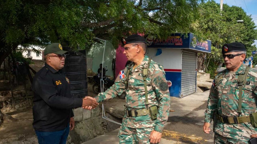 Jefe del Ejército recorre puestos militares en la Línea Noroeste y valora trabajo de soldados Jefe del Ejército recorre puestos militares en la Línea Noroeste y valora trabajo de soldados