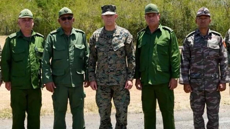 Jefe militar de EE. UU. se re&uacute;ne con alto mando del Ej&eacute;rcito cubano en Guant&aacute;namo