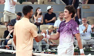 VIDEO | El brasile&ntilde;o Joao Fonseca elimina a Novak Djokovic de Roland Garros en una batalla &eacute;pica