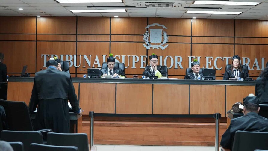 Primeras acciones en la justicia contra la censura de la JCE a las encuestas