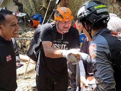 Rescatan uno de los mineros atrapados en una cueva de Laos