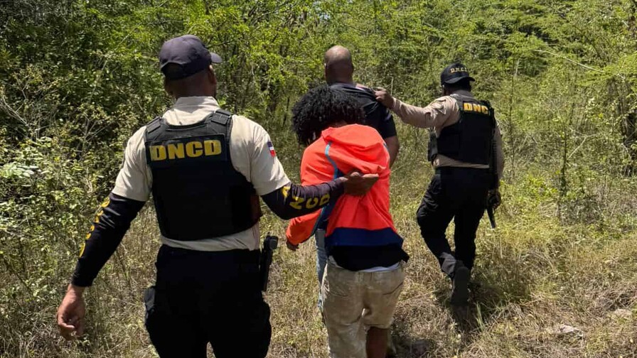Arrestan a dos hombres y ocupan coca&iacute;na, marihuana y m&aacute;s de 150 dosis de crack en Boca Chica