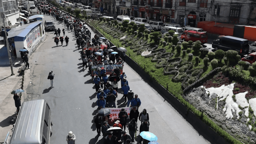 Mediadores llaman a un nuevo diálogo tras 25 días de bloqueos de carreteras en Bolivia Mediadores llaman a un nuevo diálogo tras 25 días de bloqueos de carreteras en Bolivia