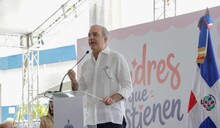 Presidente Abinader asiste a acto por el D&iacute;a de las Madres; se forma tumulto en la entrada