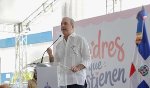 Presidente Abinader asiste a acto por el D&iacute;a de las Madres; se forma tumulto en la entrada