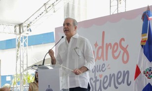 Presidente Abinader asiste a acto por el D&iacute;a de las Madres; se forma tumulto en la entrada