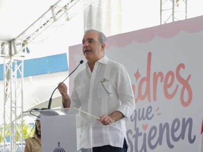 Presidente Abinader asiste a actor por el Día de las Madres