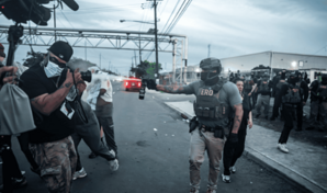 Manifestantes pro y anti ICE se encaran frente a centro de inmigrantes en Nueva Jersey