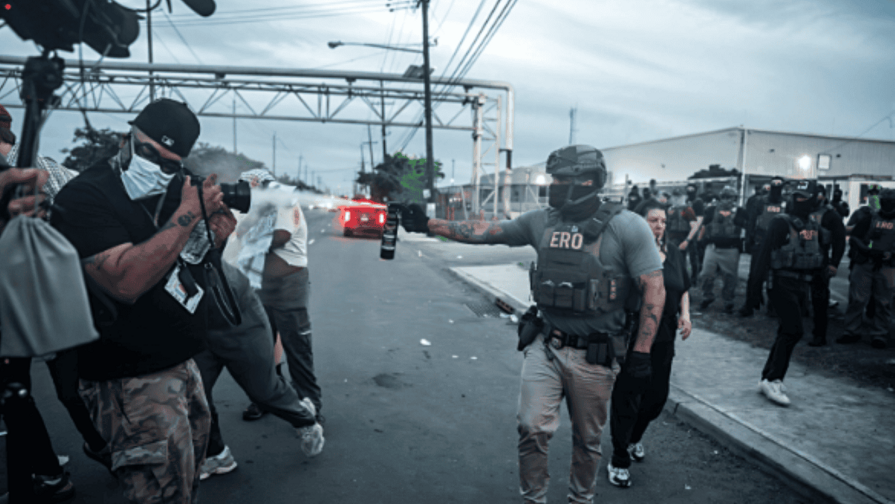 Manifestantes pro y anti ICE se encaran frente a centro de inmigrantes en Nueva Jersey