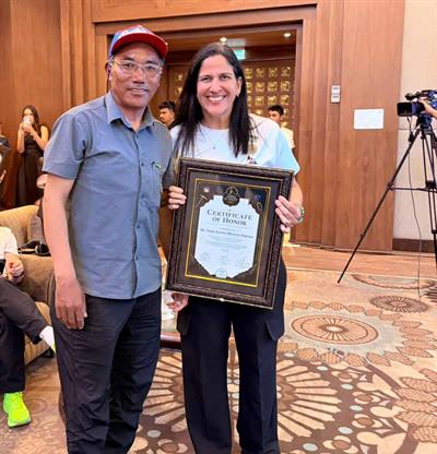 Thais Herrera recibe reconocimiento internacional en cumbre mundial de monta&ntilde;ismo en Nepal
