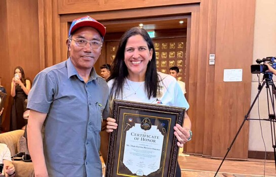 Thais Herrera recibe reconocimiento internacional en cumbre mundial de monta&ntilde;ismo en Nepal