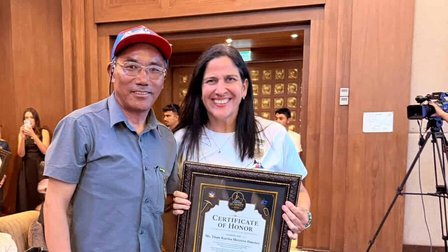 Thais Herrera recibe reconocimiento internacional en cumbre mundial de monta&ntilde;ismo en Nepal
