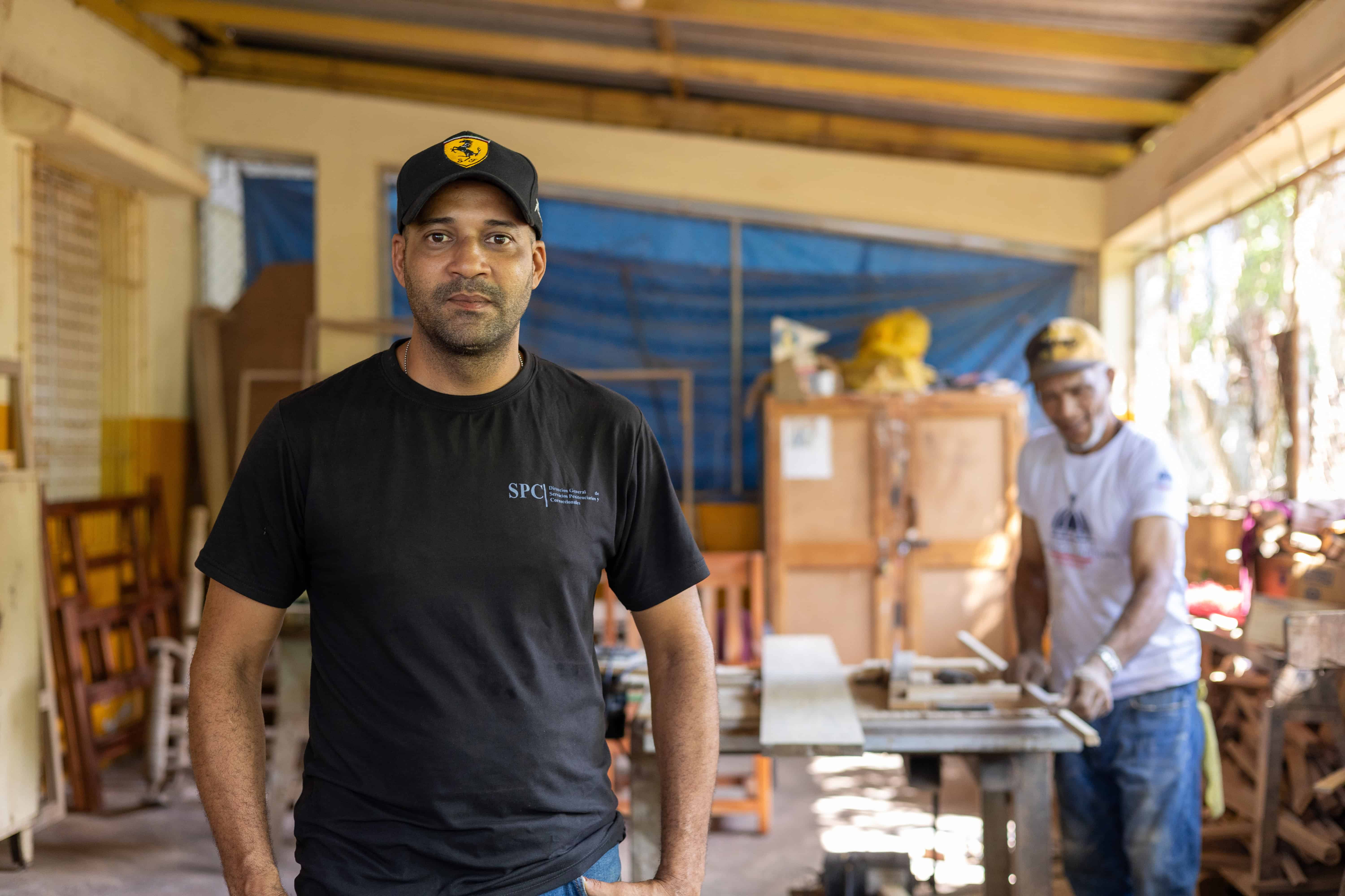 José Miguel, encargado del taller de ebanistería de la Fortaleza Juana Núñez, habla sobre su proceso de transformación durante los años que ha permanecido en prisión y los conocimientos que ha adquirido en el oficio de la madera.