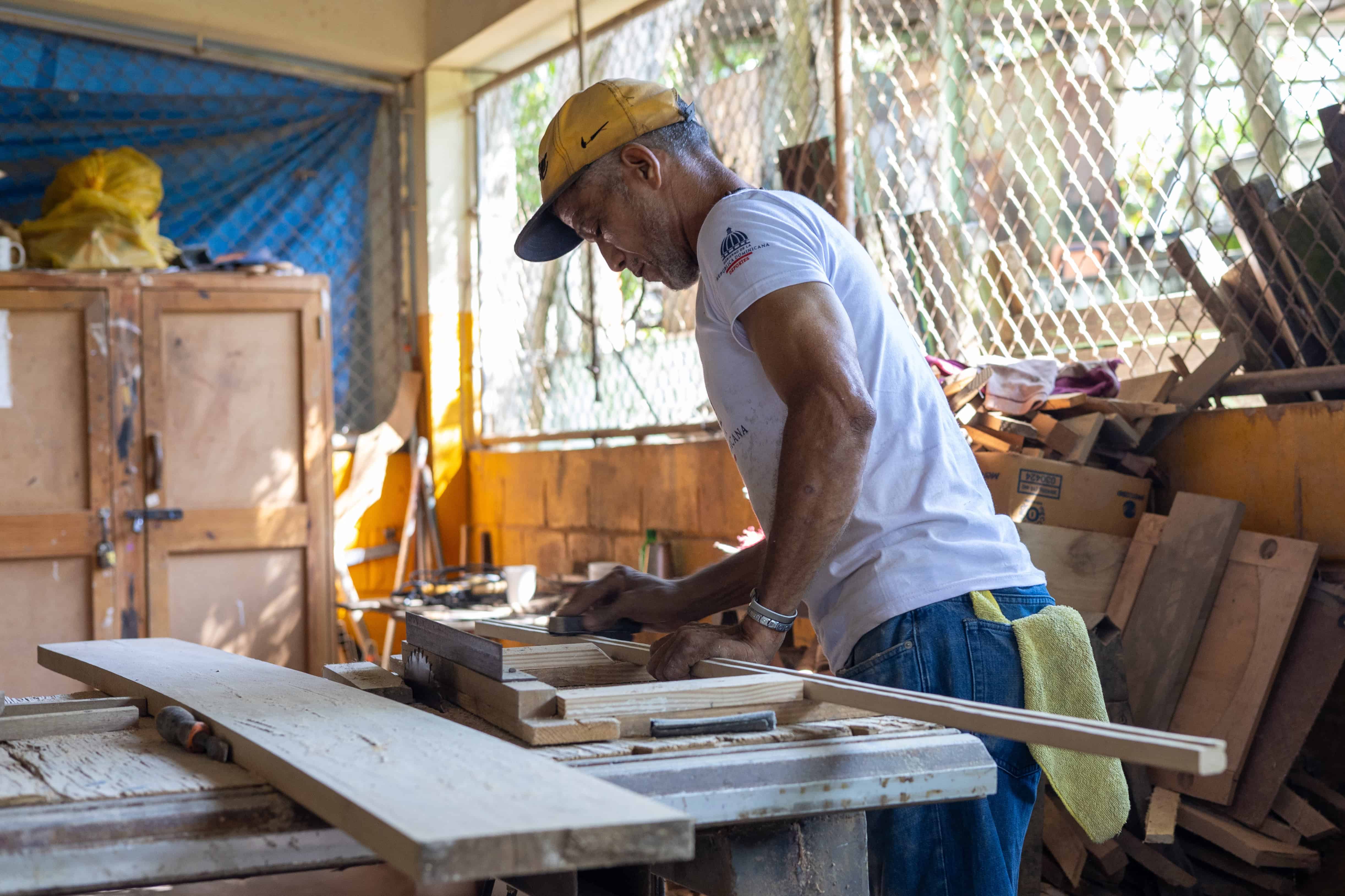 Manuel trabaja en el taller de ebanistería junto a José Miguel.