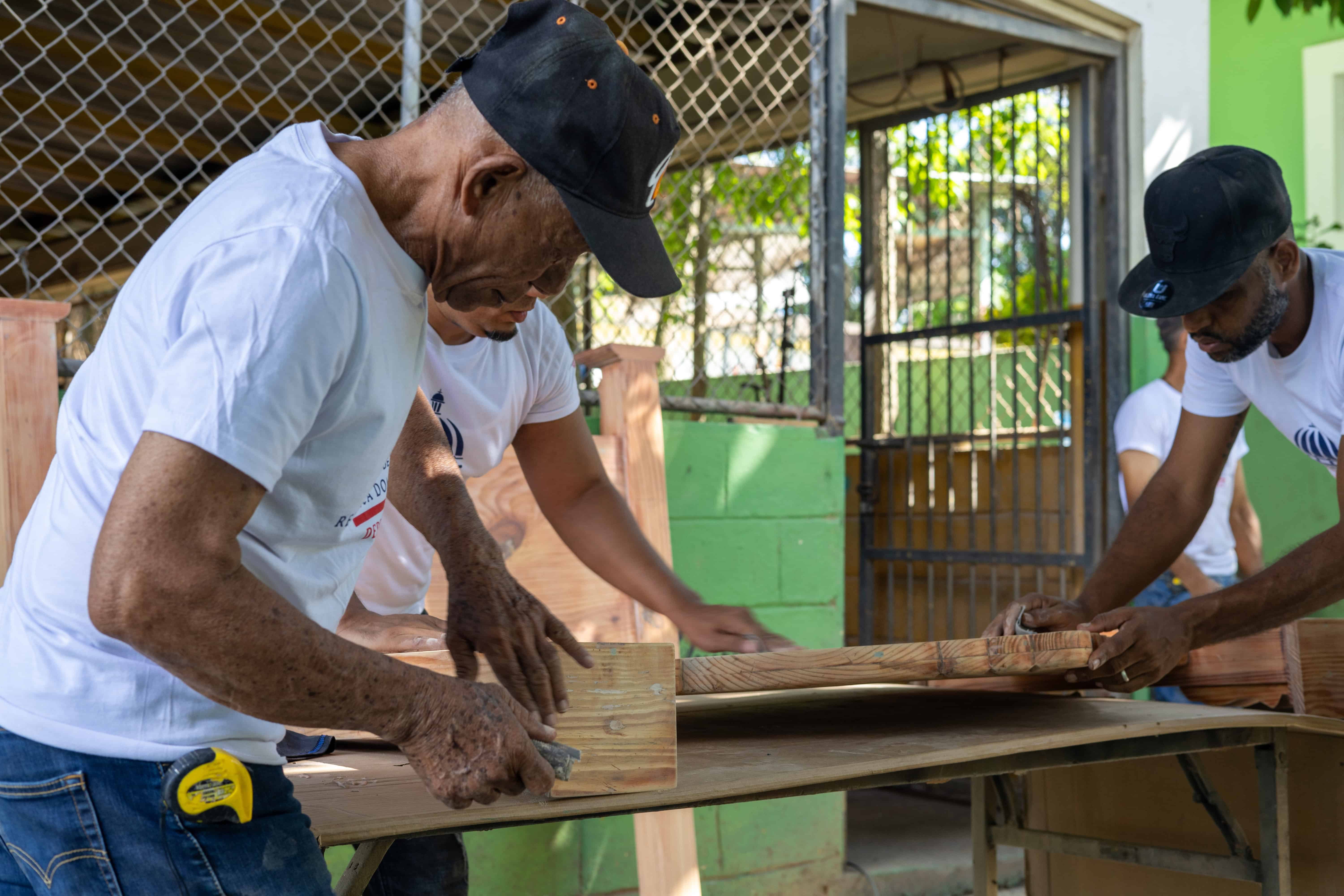 Internos trabajan en la fabricación de una cama.