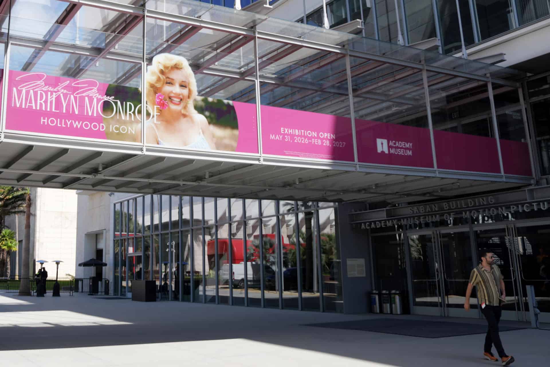 Fotografía que muestra la fachada del Museo de la Academia de Artes y Ciencias Cinematográficas, este miércoles en Los Ángeles (Estados Unidos). La figura de Marilyn Monroe cobra vida a través de una colección inédita de cartas personales y cientos de objetos originales en una exposición por el centenario de su nacimiento que revela cómo una de las estrellas de Hollywood más magnéticas moldeó su imagen con piezas que han pasado a la historia del cine.