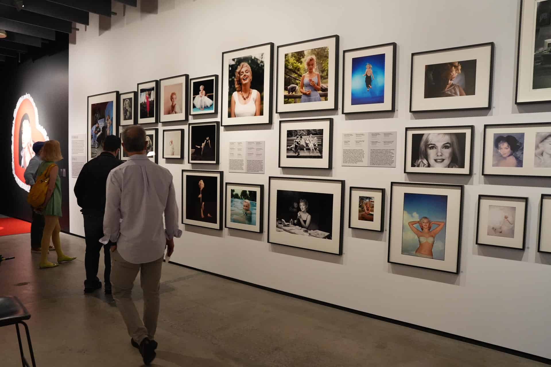 Asistentes observan objetos y recuerdos de Marilyn Monroe en una exposición dedicada a la actriz en Los Ángeles.