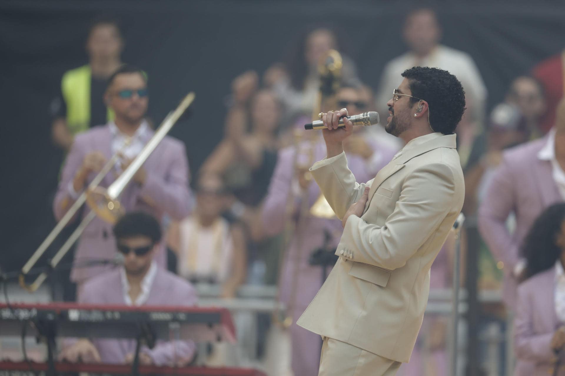 Miles de fanáticos llenaron el recinto en Madrid para disfrutar del espectáculo de Bad Bunny durante su gira europea.