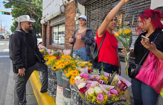 D&iacute;a de las Madres dinamiza la actividad comercial y visitas a cementerios en Santiago