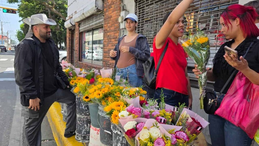 Día de las Madres dinamiza la actividad comercial y visitas a cementerios en Santiago Día de las Madres dinamiza la actividad comercial y visitas a cementerios en Santiago