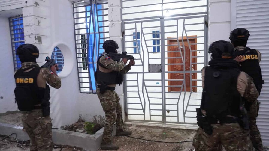 Caen dos vinculados a cargamento de 1.7 toneladas de cocaína incautadas en Pedernales Caen dos vinculados a cargamento de 1.7 toneladas de cocaína incautadas en Pedernales