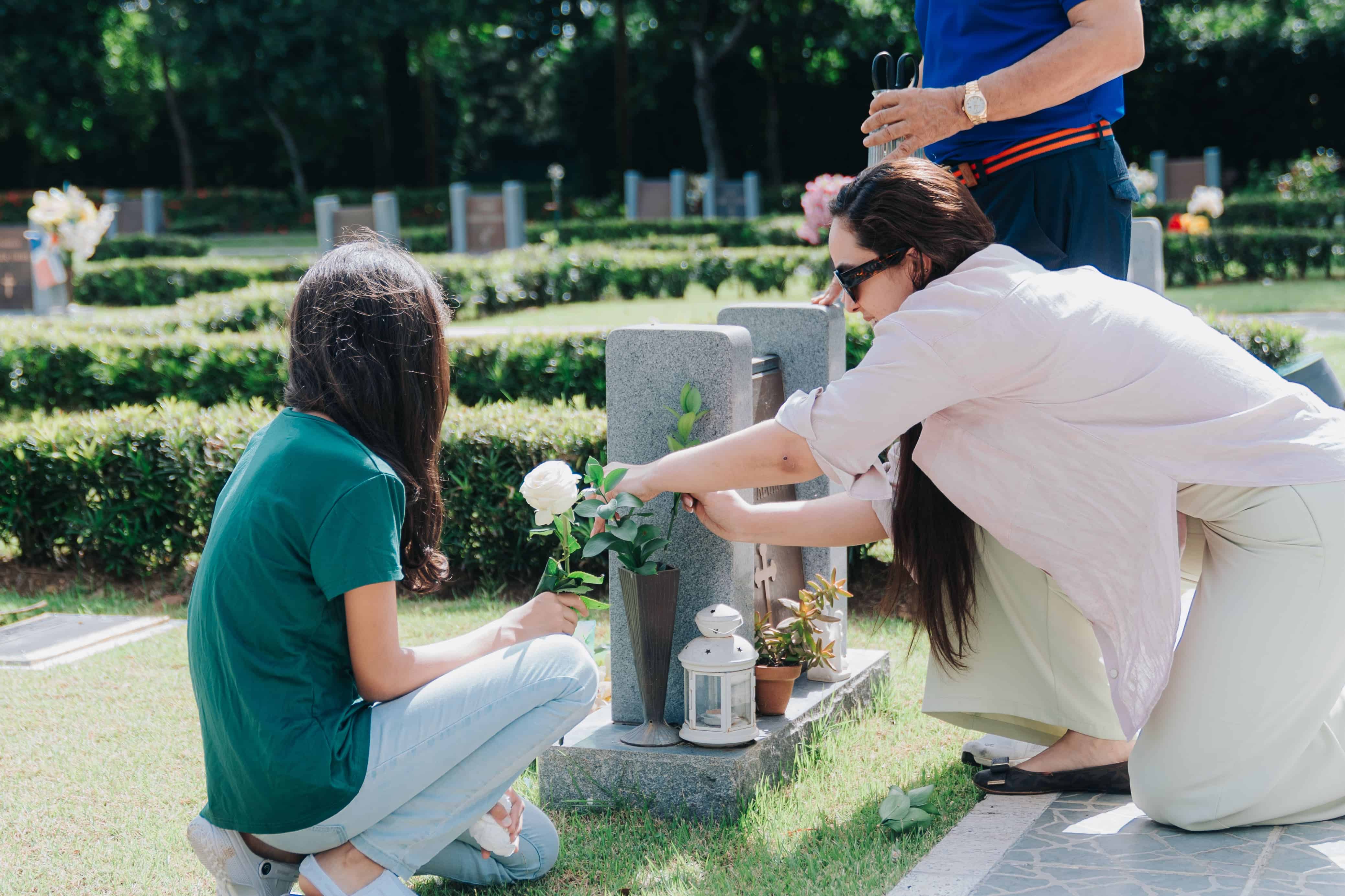 Familias visitando el camposanto.<br>