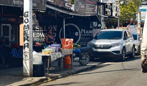 Entre desconfianza y dificultades econ&oacute;micas: dominicanos explican por qu&eacute; viven solo del efectivo